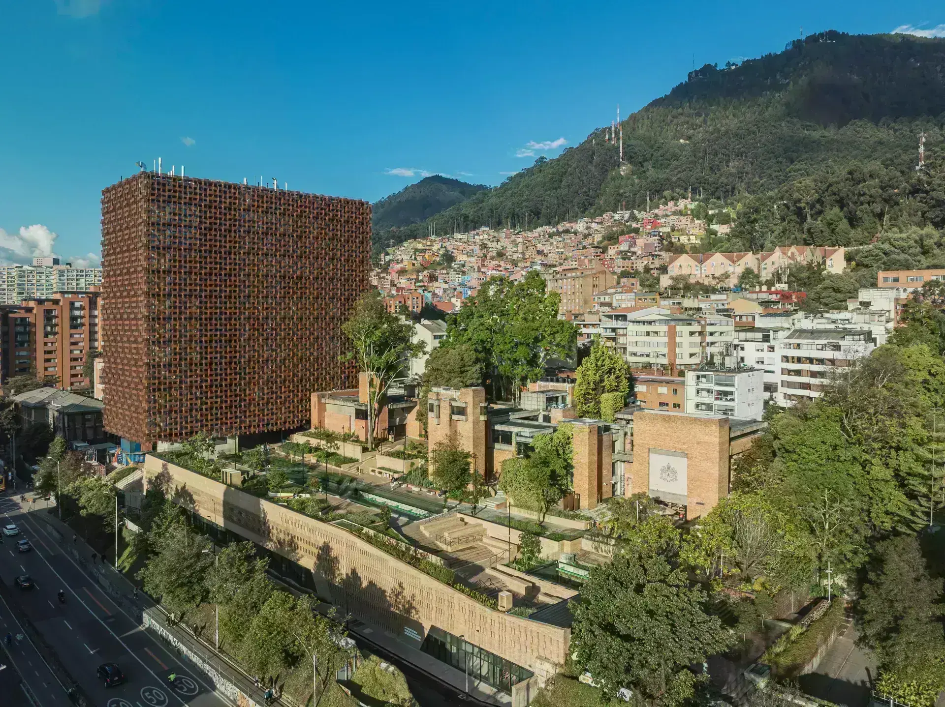 Fachada contemporánea en ladrillo y vidrio del Edificio de Ciencias de la Universidad Javeriana en Bogotá por tab Bonilla.
